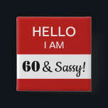 60. Geburtstag Hallo Ich bin 60 und Sassy Name Tag Button<br><div class="desc">Ein humorvolles und lustiges Geschenk für jemanden, der 60 Jahre alt wird und immer noch nüchtern ist! Das ist ein tolles Stück für den Geburtstag, der auf seiner 60. Geburtstagsfeier zu tragen ist! Sie können die Nachricht im weißen Feld ändern — tatsächlich ist der gesamte Text vollständig anpassbar, um Ihren...</div>