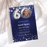 60. Geburtstag navy blauen Sterne Foto Luxus Einladung<br><div class="desc">Ein modernes,  stilvolles Foto für eine 60. Geburtstagsfeier. Ein marineblauer blauer Hintergrund mit Sternen. Die blaue Farbe ist ungleichmäßig. Personalisieren Sie Ihre Foto- und Party-Daten und fügen Sie diese hinzu.</div>