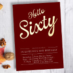 60. Geburtstag Red Gold Foil Hallo 60 Folieneinladung<br><div class="desc">Feiern Sie mit dieser atemberaubenden Rot- und Goldfolie "Hello 60" Ihre ganz besonderen Momente im Stil! Ideal für Ihren 60. Geburtstagsbash, wird diese Einladung ein Statement abgeben und den Ton für eine unvergessliche Feier Set machen. Das auffallende Design zeichnet sich durch einen fett roten Hintergrund aus, der durch eine glänzende...</div>