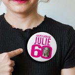 60. Geburtstag rosa Foto und Name Button<br><div class="desc">60. Geburtstag pink auf weiß, 60. benutzerdefinierte Foto und Name Button-Taste Abzeichen. Spaß 60. personalisiertes Foto Geburtstagsdesign. Personalisieren Sie mit einem Foto des Geburtstagsmädchens in der Mitte der Zahl 0. Eine tolle Idee, um einem Meilenstein 60. Geburtstag etwas Spaß hinzuzufügen. Weitere passende Artikel und Farben sind verfügbar. Exklusives Design von...</div>