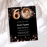 60. Geburtstag Schwarze Rose Gold Foto Einladung<br><div class="desc">Ein modernes,  stilvolles Foto für eine 60. Geburtstagsfeier. Ein klassischer schwarzer Hintergrund mit goldenen Sternen aus der Rose. Personalisieren Sie Ihre Party-Daten und fügen Sie sie hinzu. 1 Blatt = 1 Einladung mit Druckkante bis Kante.</div>