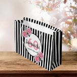 60. Geburtstag schwarze Streifen rosa Rosen Name Große Geschenktüte<br><div class="desc">Klassische schwarz-weiße Streifen als Hintergrund.  Mit mädchenhaften,  femininen und romantischen rosa Rosen als Dekoration.  Ideal für eine elegante 60. Geburtstagsfeier für sie. Ein Schwarzweißrahmen mit Vorlagen für Name,  Alter und Datum. Alter Nummer 60 in Rosa,  Name und Datum in schwarz. Der Name wird mit einem handgeschriebenen Stilskript geschrieben.</div>