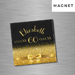 60. Geburtstag schwarzes Gold elegante Monogramm Magnet<br><div class="desc">Elegant,  klassisch,  glamourös und feminin. Ein goldfarbener Bogen mit goldenem Glitzer und Funkeln,  ein bisschen Bling und Luxus zum Geburtstag. Schwarzer Hintergrund. Vorlagen für ihren Namen,  ihr Alter,  ihr Geburtsdatum und ihr Geburtstag.</div>