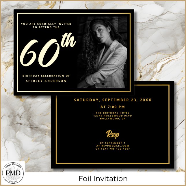 60. Geburtstag Schwarzes Gold Elegantes Foto Folieneinladung (60th Birthday Elegant Photo Black and Gold Foil Invitation with Party Details on the Back.)