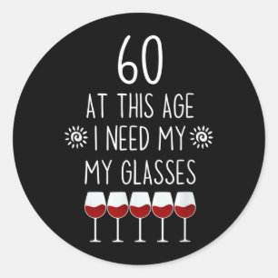 60. Geburtstag Weinkenner Zitat Ich brauche Gläser Runder Aufkleber