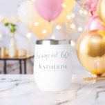 60. Geburtstagsgeschenk - Sassy um 60!<br><div class="desc">Feiern Sie mit diesem lustigen und praktischen Edelstahl-Weinhändler 60! "Sassy at 60" ist das perfekte Gefühl für ein unvergessliches Meilenstein-Geschenk. Insulated, um Getränke bei der perfekten Temperatur zum Schlumpfen in der Art behalten. Dieses trendige, super niedliche, personalisierte, stemless Glas ist ein tolles Geschenk für eine fantastische Frau, die den 60....</div>