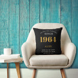 60. Geburtstagsname 1964 Black Gold Elegant Chic Kissen<br><div class="desc">60. Geburtstagssonderaktion 1964 Geborenes Schwarz-Gold-Chic Elegant-Kissen - Ideal für Zuhause Décor. Feiern Sie Ihren 60. Meilenstein mit unserem Black Gold Elegant Chic Throw Kissen. Dieses künstlerisch entworfene Kissen ist nicht nur ein Kissen, sondern eine Hommage an Ihre goldene Reise seit 1964. Mit Stil und Eleganz ist es eine perfekte Mischung...</div>