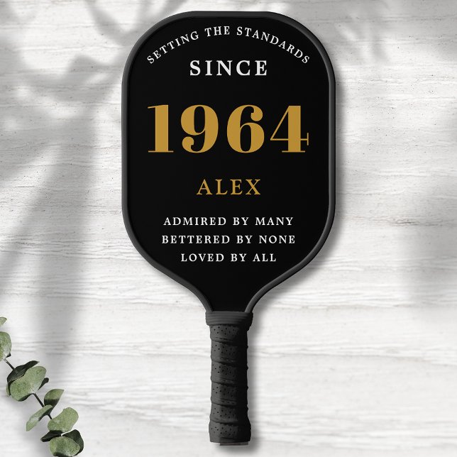 60. Geburtstagsname 1964 Black Gold Elegant Chic Pickleball Schläger (Chic '1964' 60th Birthday Black and Gold Personalized Pickleball Paddle.)