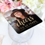 60. Geburtstagsparty Foto Cheers Rechteckiger Pappuntersetzer<br><div class="desc">Dieser maßgeschneiderte 60. Geburtstagspapier-Untersetzer zeigt den Gast des personalisierten Fotos,  Namens und Geburtstags der Ehre,  zusammen mit dem Wort "Cheers" in der goldfarbenen Kalligraphieschrift. Ein dunkler Bildschirm hilft,  den Text-Pop zu machen. Eine tolle Art,  jemanden zu feiern,  der sechzig Jahre alt ist!</div>