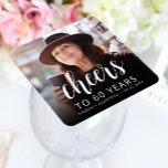 60. Geburtstagsparty Foto Cheers White Script Rechteckiger Pappuntersetzer<br><div class="desc">Dieser maßgeschneiderte 60. Geburtstagspapier-Untersetzer zeigt den Gast des personalisierten Fotos,  Namens und Geburtstags der Ehre,  zusammen mit dem Wort "Cheers" in der eleganten weißen Kalligraphie-Schrift. Ein dunkler Bildschirm hilft,  den Text-Pop zu machen. Eine tolle Art,  jemanden zu feiern,  der sechzig Jahre alt ist!</div>