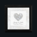 60. Jahrestag der Diamantenhochzeit Erinnerungskiste<br><div class="desc">Eleganter 60. Hochzeitstag personalisierte Holzschmuck-/ -schmuckbox mit Diamantenherz-Design. Das ideale Geschenk für Paare, Eltern oder Großeltern, die ihren Diamantenhochzeitstag feiern. Die Kiste kann mit Platz für die Namen des Ehemanns und der Ehefrau personalisiert werden. Die Nachricht zeigt auf dem Design lautet: "Feiern 60 Jahre". Dies kann mithilfe der Anpassungsfunktion geändert...</div>