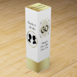 60. Jahrestags-Geschenk-Wein-Kasten Wein-Geschenkverpackung<br><div class="desc">Eleganter weißer und goldtone sechzigster Hochzeitsjahrestags-Weinkasten,  mit Grafiken der Ballone,  der Miniatur und des grafischen Sets der Nr. 60 in einem goldtone dekorativen Rahmen.  Personifizieren Sie den ganzen schwarzen Text und fügen Sie den perfekten Wein,  für ein reizendes Jahrestagsgeschenk den glücklich verheirateten Paaren hinzu.</div>