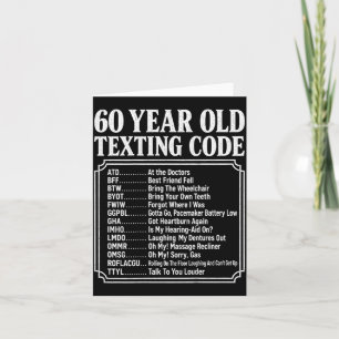 60-jähriger Senior, der Code auf dem Rücken textet Karte