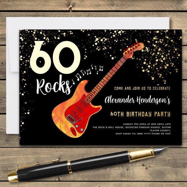 60 Rocks 60. Geburtstagsparty Gold Folieneinladung (60 rocks cool fire guitar gold glitter 60th birthday party invitation in black and gold)