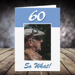 60 so, was Funny Positive 60. Geburtstag Foto Karte<br><div class="desc">60 so, was Funny Positive 60. Geburtstag Foto-Karte. Es kommt mit einem lustigen und positiven Zitat 60 So Was und ist perfekt für eine Person mit einem Sinn für Spaß. Die Karte ist blau. Fügen Sie Ihr Foto in die Vorlage ein und ändern Sie die Altersnummer und die Meldung in...</div>