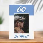 60 so, was Funny Positive 60. Geburtstag Foto Karte<br><div class="desc">60 so, was Funny Positive 60. Geburtstag Foto-Karte. Es kommt mit einem lustigen und positiven Zitat 60 So Was und ist perfekt für eine Person mit einem Sinn für Spaß. Die Karte ist blau. Fügen Sie Ihr Foto in die Vorlage ein und ändern Sie die Altersnummer und die Meldung in...</div>