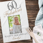 60 und fabelhaftes Elegant 60. Geburtstag Foto Geschirrtuch<br><div class="desc">60 und Fabulous Elegant 60. Geburtstag Foto Küchentücher. Elegantes Skript in schwarz und golden Farben. Fügen Sie Ihren Namen und Ihr Foto hinzu.</div>