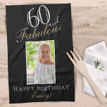 60 und fabelhaftes Elegant 60. Geburtstag Foto Geschirrtuch<br><div class="desc">60 und Fabulous Elegant 60. Geburtstag Foto Küchentücher. Elegantes Skript in weiß und golden Farben. Fügen Sie Ihren Namen und Ihr Foto hinzu.</div>