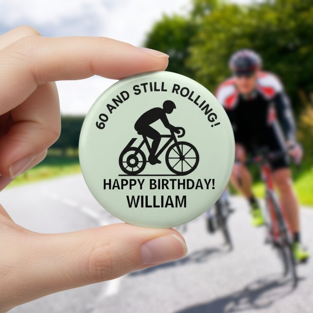 60 und immer noch rollender Radfahrer 60. Geburtst Button (Von Creator hochgeladen)