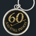 60 und immer noch Swingin'Golf Balls Schlüsselanhänger<br><div class="desc">60. Geburtstag Schlüsselanhänger für Golfer.</div>