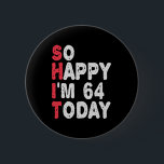 64. Geburtstag So glücklich bin ich heute 64 Gesch Button<br><div class="desc">fröhlich,  sarkastisch,  Geburtstag,  Giftidea,  Vatertag,  lustig,  jährlich,  Mama,  Spaß,  Familie</div>