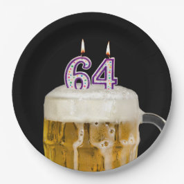 64. Geburtstagsbier auf schwarzem Papierplatten Pappteller