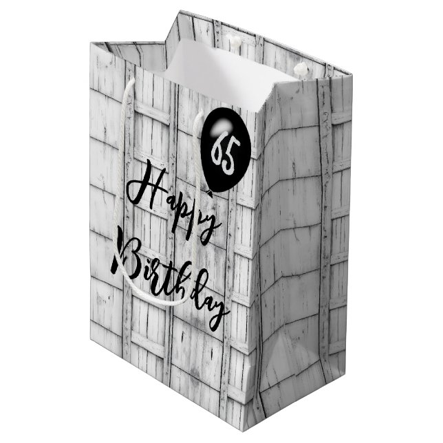 65. Geburtstag Symmetrisches Rustikales Holzmuster Mittlere Geschenktüte (Vorderseite Schrägansicht)