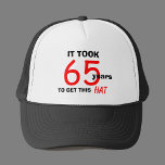 65. Geburtstagsgeschenke für Männer Truckerkappe<br><div class="desc">65 ist ein besonderer Geburtstag, verdient er nicht ein besonderes lustiges Geschenk? Dieser Hut enthält die Worte "Es dauerte 65 Jahre, diesen Hut zu bekommen". Das ist ein großartiger Hut für den Typ mit einem guten Gefühl für Spaß. Es ist auch ein schöner Hut für jemanden, der nach Geburtstagskünstlern für...</div>