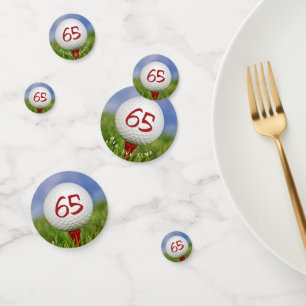 65. Geburtstagsgolfball auf rotem Tee Konfetti