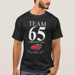 65. Geburtstagsteam 65 Jahre alt Heiß wie Chili T-Shirt