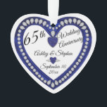 65. Hochzeitstag-Saphir-Diamant-Andenken Ornament<br><div class="desc">Eleganter Saphir des Imitats (gedruckt) und Diamanten 65. Hochzeits-Jahrestagsandenkenverzierungsentwurf durch Feiertags-Herz-Entwürfe (Rechte vorbehalten). Schablonenfelder werden zur Verfügung gestellt, damit Sie mit Ihren Namen, Jahrestag und Datum personifizieren. Schriftartarten, -größen und -positionierung können über besonders angefertigt werden "besonders anfertigen" Knopf. Wie oben angeführt sind alle Effekte (Diamanten und dunkle Saphirtöne) Imitat --...</div>