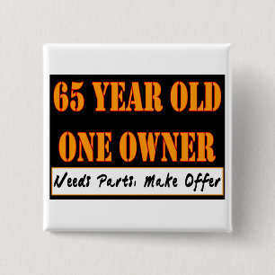 65 Jährige, ein Inhaber - die Bedarfs-Teile, Button