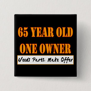 65 Jährige, ein Inhaber - die Bedarfs-Teile, Button