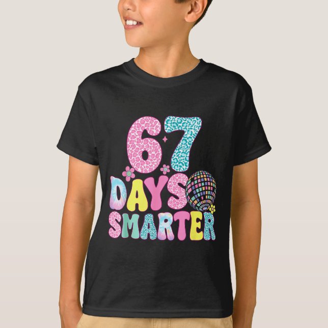 67 Days Smarter Rainbow Back To School Teacher Kid T-Shirt (Vorderseite)