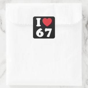 67 Funny Meme I Liebe Six Sieben 67. Geburtstag Quadratischer Aufkleber