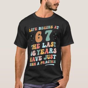 67. Geburtstag Mann Frau 2023 Groovy Life beginnt  T-Shirt