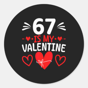 67 ist mein Valentinstag Lustiges Sechs Sieben Her Runder Aufkleber