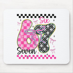 67 Lustiger Meme voller Herzen Sechs Sieben Valent Mousepad