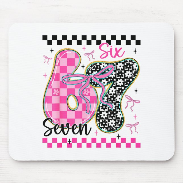 67 Lustiger Meme voller Herzen Sechs Sieben Valent Mousepad (Vorne)