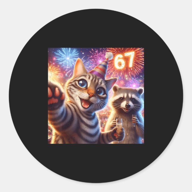 67 Meme Cat Raccoon New Year Selfie Funny Birthday Runder Aufkleber (Vorderseite)