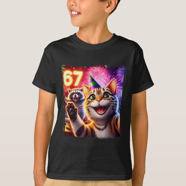 67 Meme Cat Raccoon New Year Selfie Funny Birthday T-Shirt (Vorderseite)