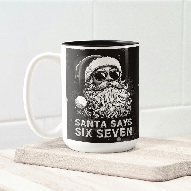 67 Meme Funny Santa Says Six Seven Christmas Zweifarbige Tasse (Von Creator hochgeladen)