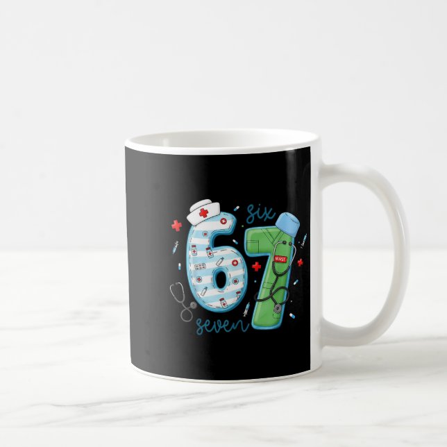 67 Meme Lustige Schulkrankenschwester Sechs Sieben Kaffeetasse (Rechts)