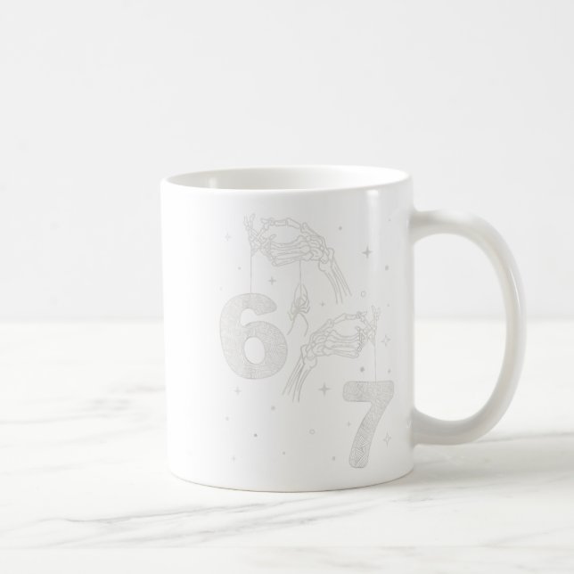 67 Meme Skelett Hand Funny Halloween Six Seven Te Kaffeetasse (Rechts)
