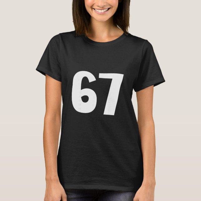 67 Nummer Siebenundsechzig Lustiger Meme Sechs Sie T-Shirt (Vorderseite)