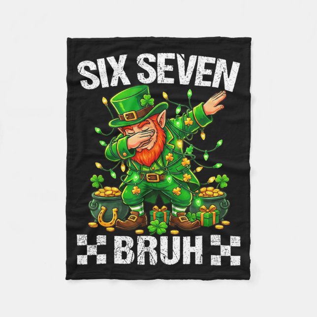 67 St Patricks Funny Six Seven Meme Leprechaun Boy Fleecedecke (Vorderseite)
