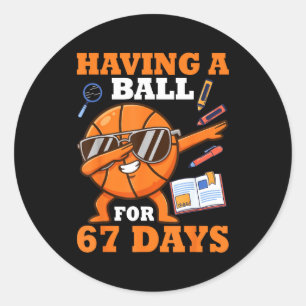 67 Tage Spaß mit dem Ball Dabbing Basketballspiele Runder Aufkleber