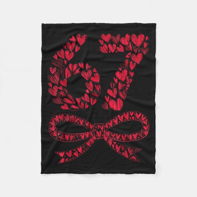 67 Valentine’s Day Heart Meme – Trendy Six Seven  Fleecedecke (Vorderseite)