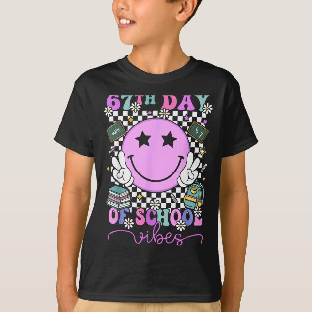 67th Day Of School Vibes Groovy Retro 100 Days Of  T-Shirt (Vorderseite)