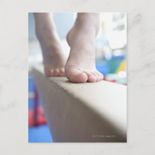 6-7 Jahre alte Mädchen gehen langsam über die Waag Postkarte